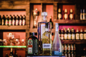 Choisir, offrir et déguster des spiritueux en ligne : repères pour une cave éclairée