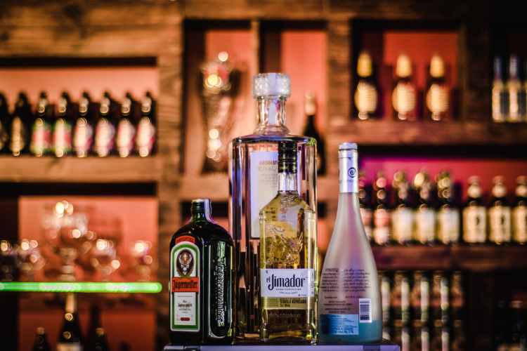 Choisir, offrir et déguster des spiritueux en ligne : repères pour une cave éclairée